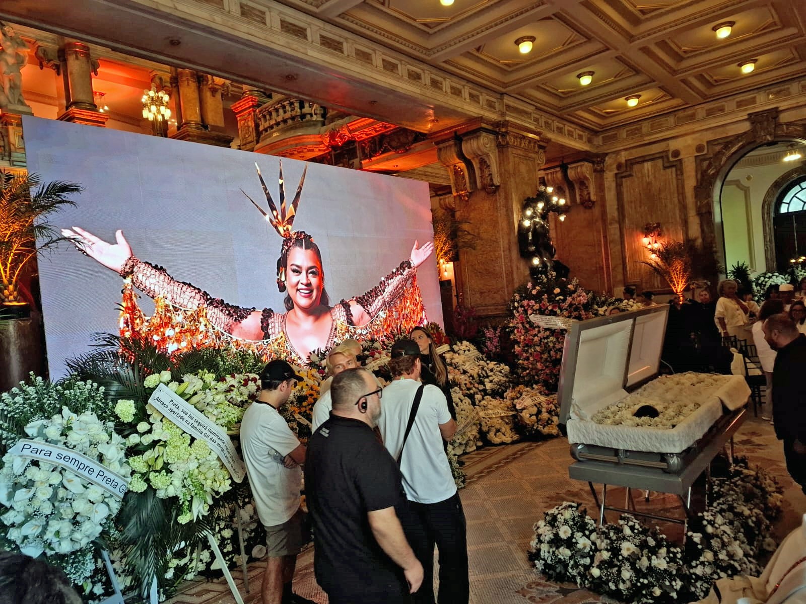 SIGA: fãs fazem fila no adeus a Preta Gil no Theatro Municipal
