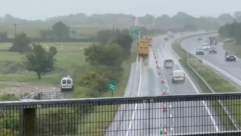 Helicóptero militar da Marinha Real britânica cai em campo no sudoeste da Inglaterra, dia agência