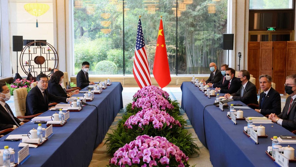 Antony Blinken e sua equipe se reúnem com o ministro das Relações Exteriores da China, Qin Gang, em Pequim — Foto: Leah Millis / Pool / via AP