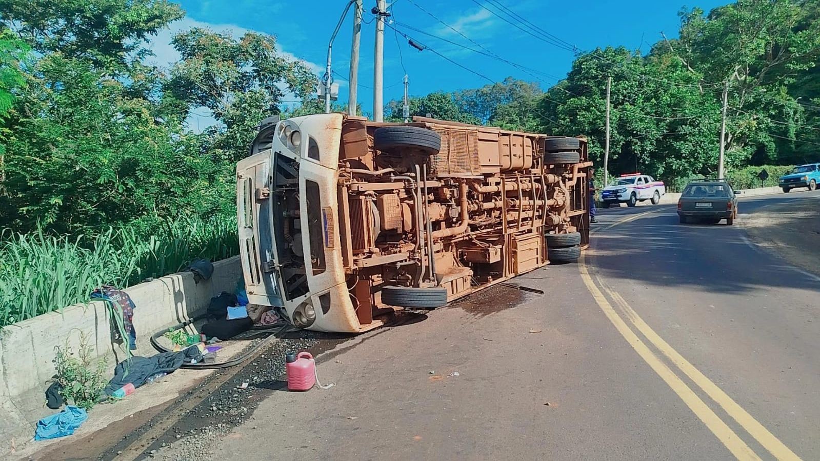 Micro-ônibus tomba em curva da serra de São Pedro e deixa feridos 