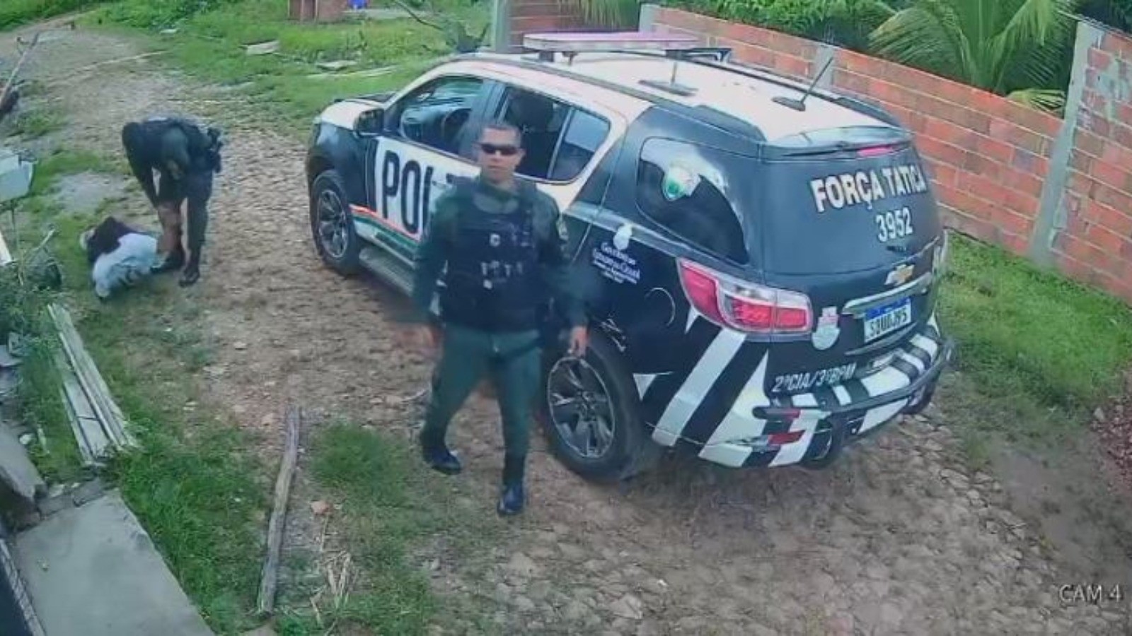 VÃdeo: policiais agridem homem durante abordagem e quebram câmera de segurança que flagrou agressão, no Ceará