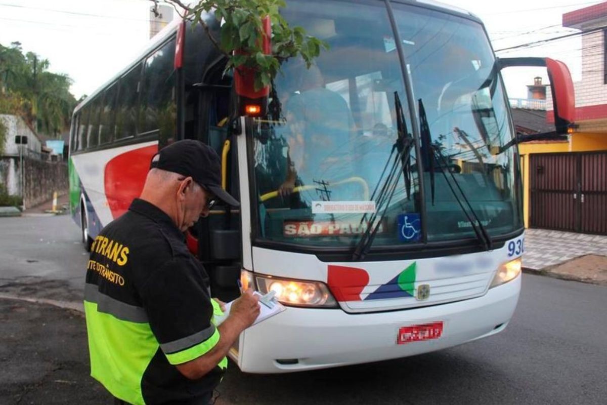 Ônibus e vans de turismo começam a ser fiscalizados para entrar em cidades do litoral de SP