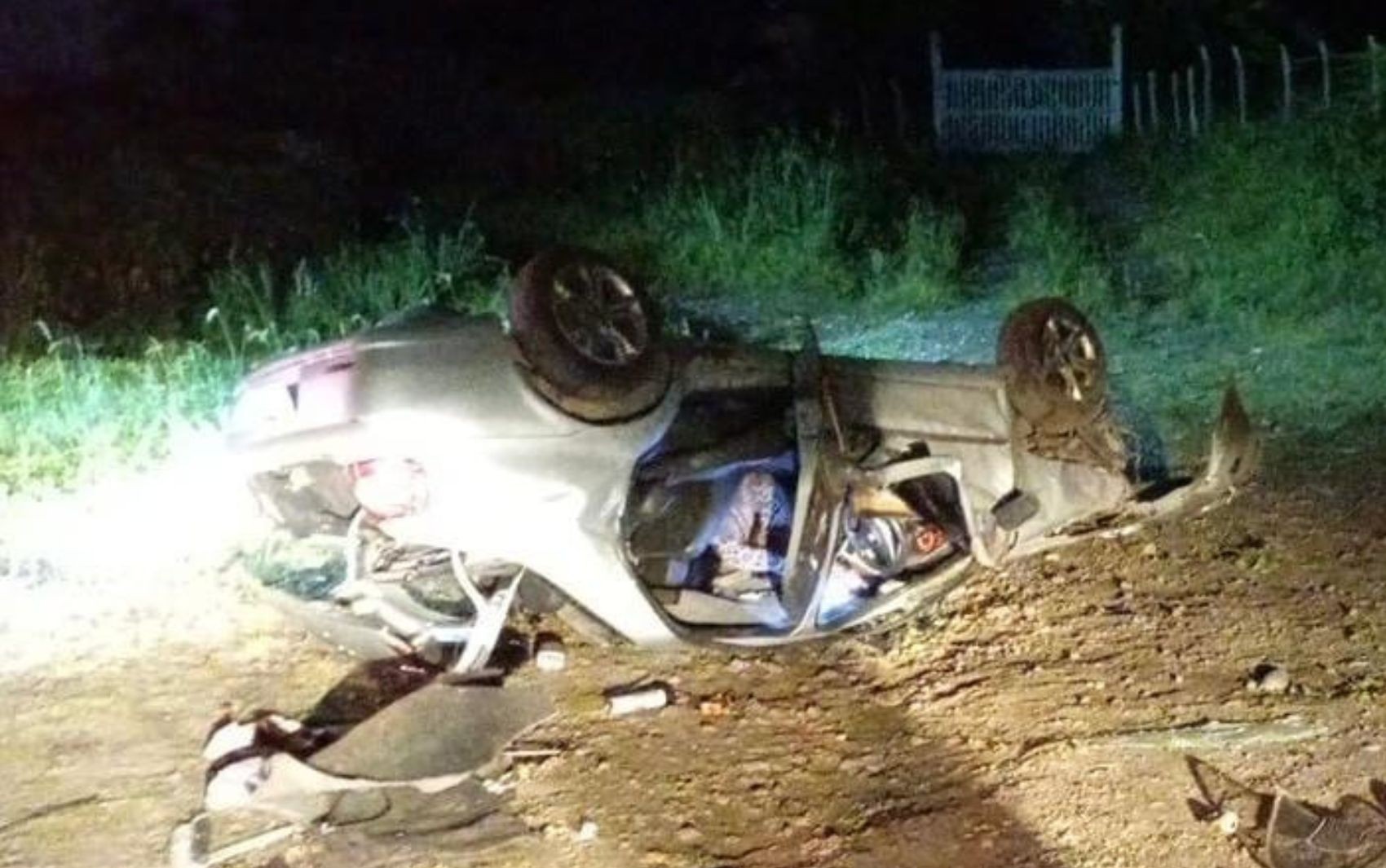Mulher morre e outras três pessoas ficam feridas após carro capotar na Bahia