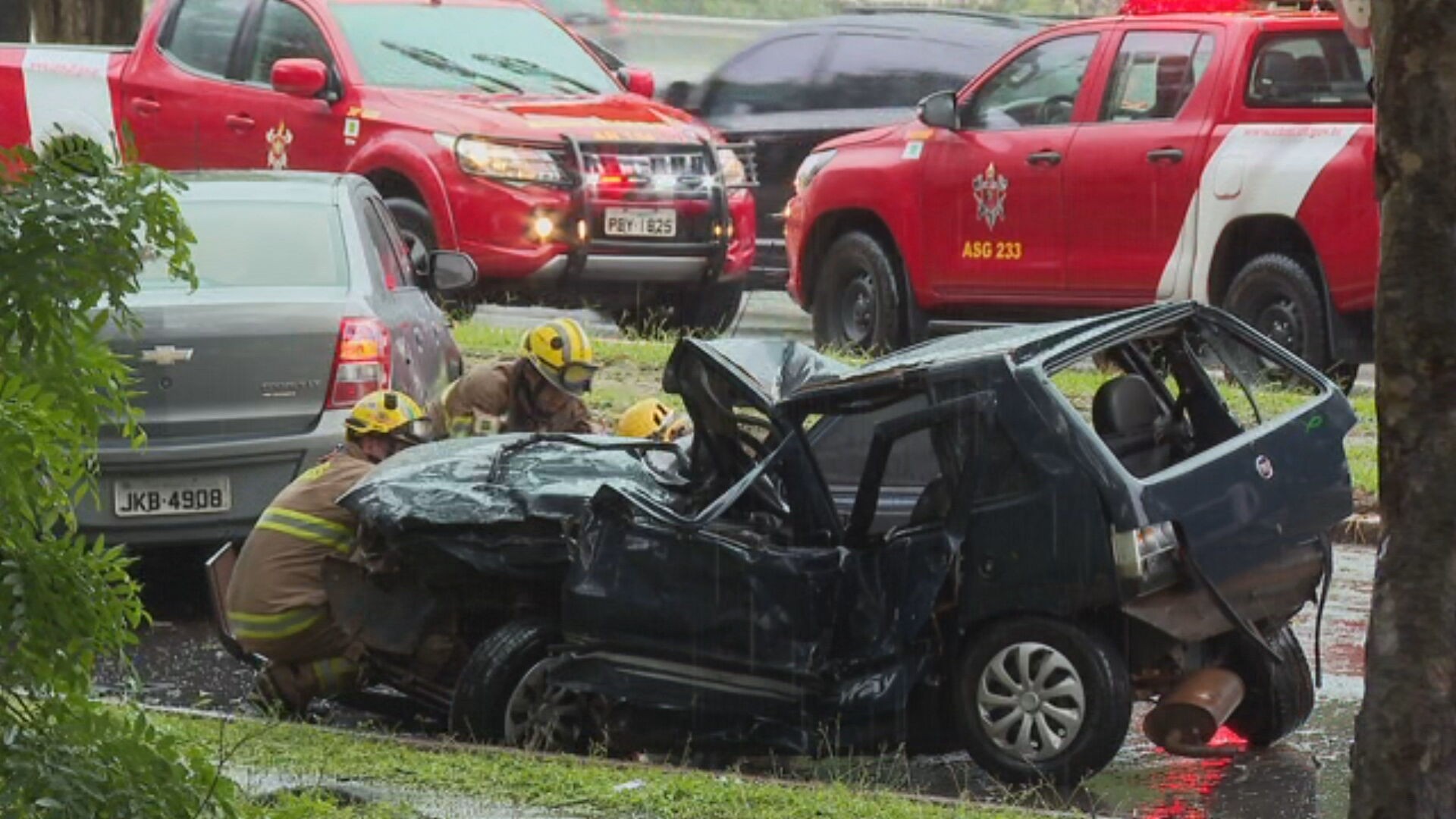Carro fica destruído após acidente na Asa Sul, em Brasília; veja imagens