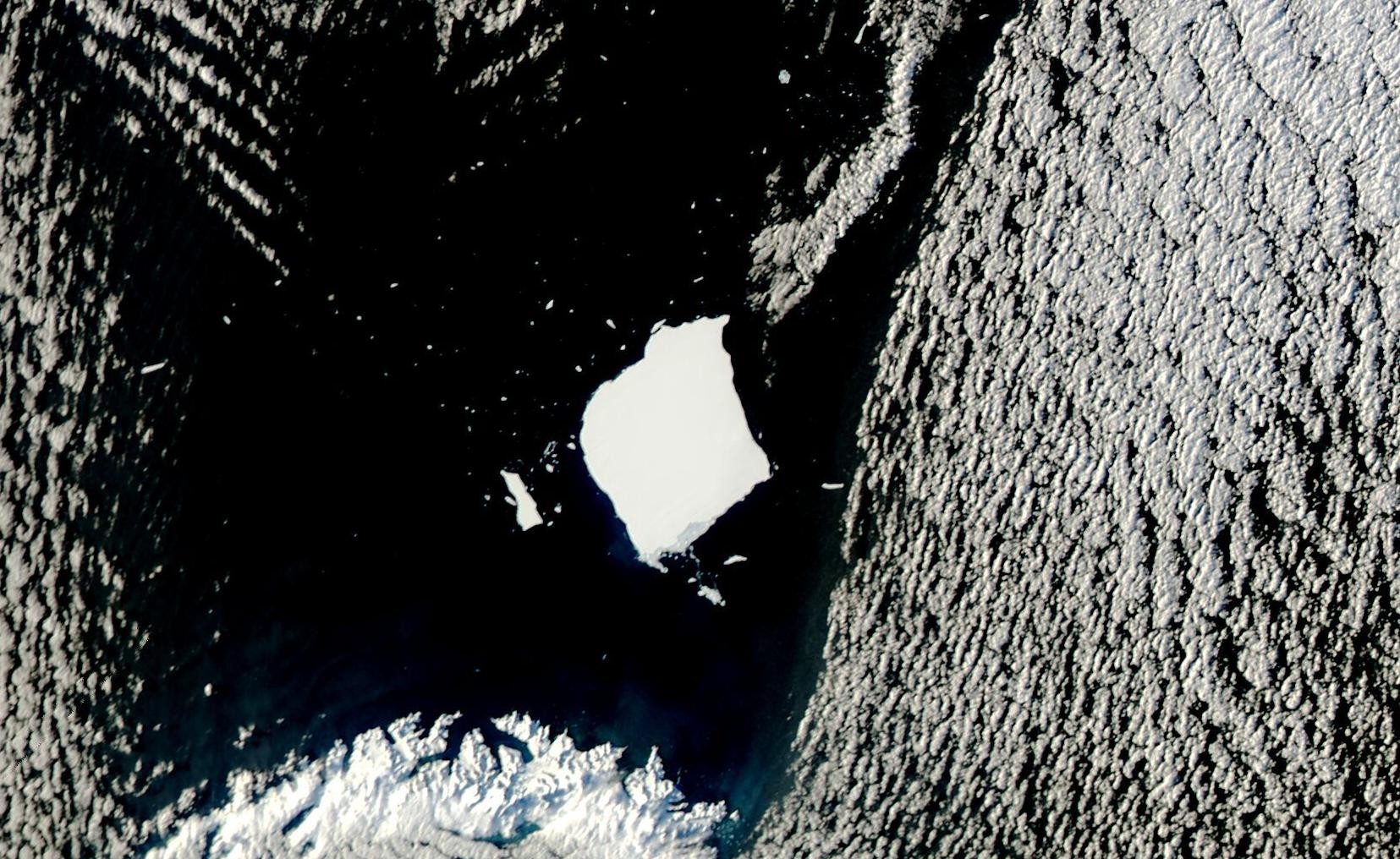 O maior iceberg do mundo está se desintegrando na costa da Antártida
