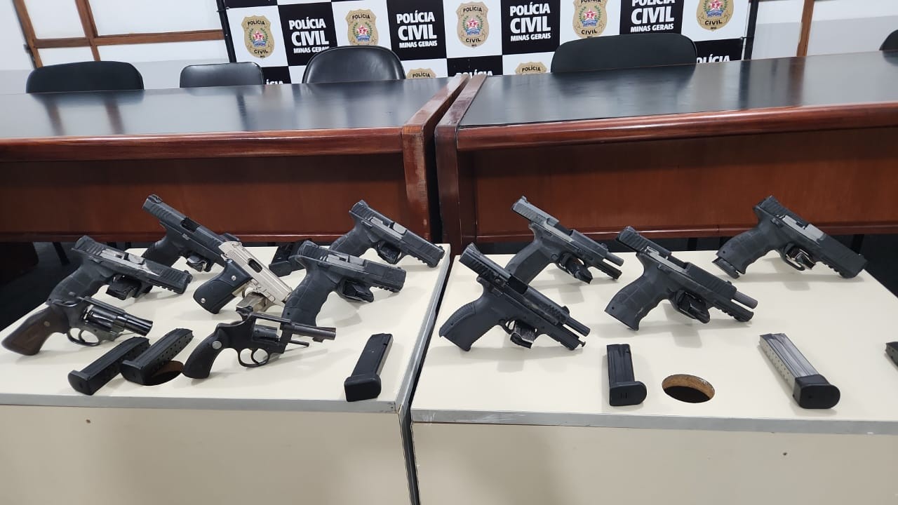 Polícia recupera pistolas furtadas de delegacia em Juiz de Fora; suspeito aproveitou brecha durante serviço de manutenção  