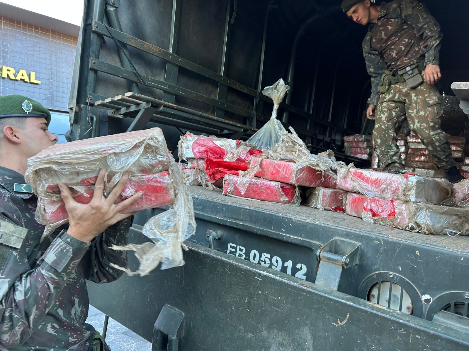 Polícia Federal incinera toneladas de maconha apreendidas após acidente na BR-251