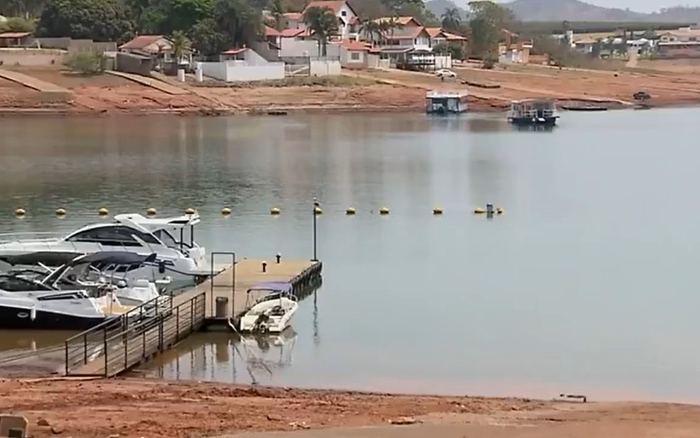 Dois metros abaixo da cota mínima, nível do Lago de Furnas cai mais de 20% e afeta turismo em Fama, MG — Foto: Reprodução/EPTV