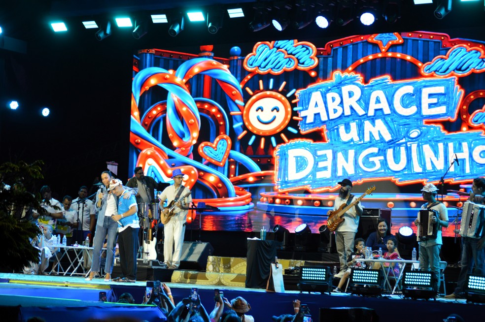 João Gomes e Ivete Sangalo no projeto Abrace um Denguinho, em Petrolina — Foto: Andressa Silva / g1 Petrolina