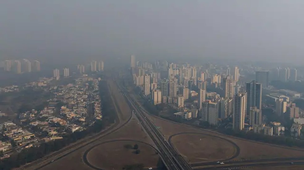 Imagem de drone mostra Ribeirão Preto coberta por fumaça de incêndios. — Foto: Reuters