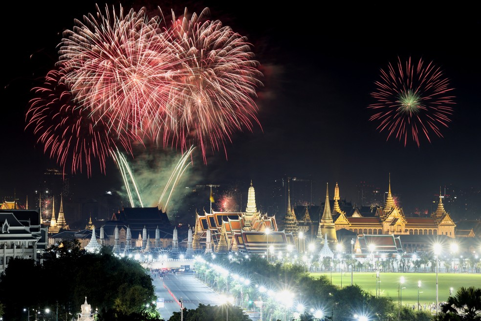 Fogos de artifício explodem durante as comemorações de Ano Novo em Bangkok, Tailândia — Foto: REUTERS/Athit Perawongmetha