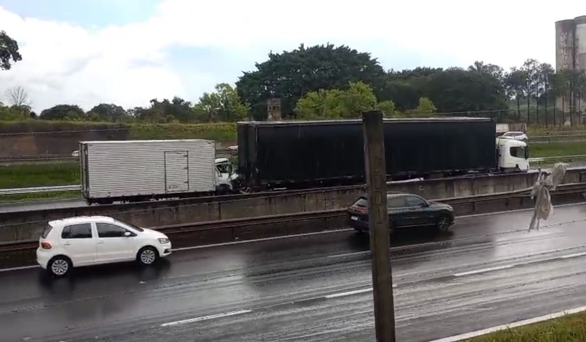 Engavetamento entre 2 caminhões e 2 carros interdita Rodovia Anhanguera em Sumaré