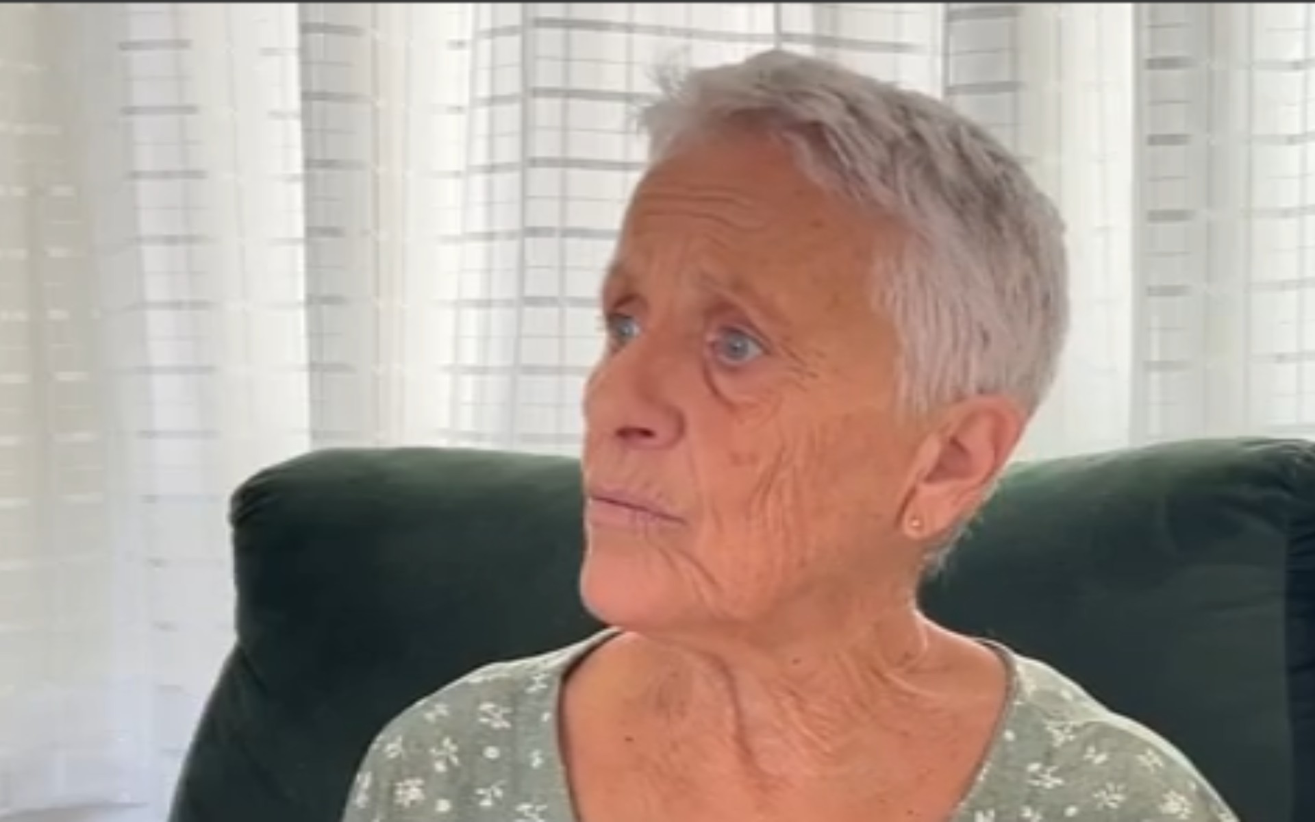 Aposentada relata desespero ao cair em golpe do falso gerente de banco e notar prejuízo de R$ 50 mil: 'Fizeram empréstimos'