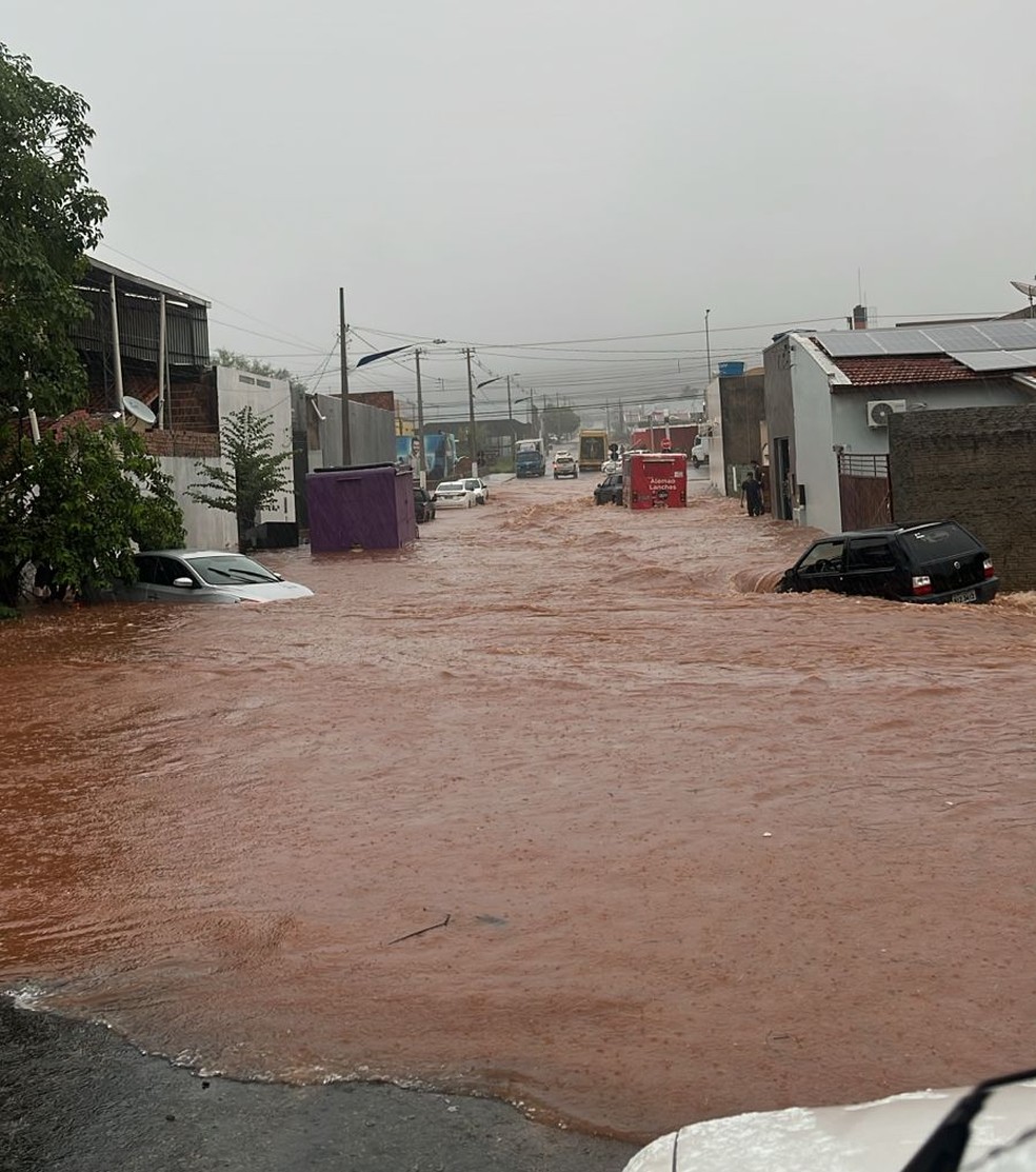 De acordo com a prefeitura do município, choveu mais de 100 milímetros em menos de 40 minutos — Foto: Reprodução