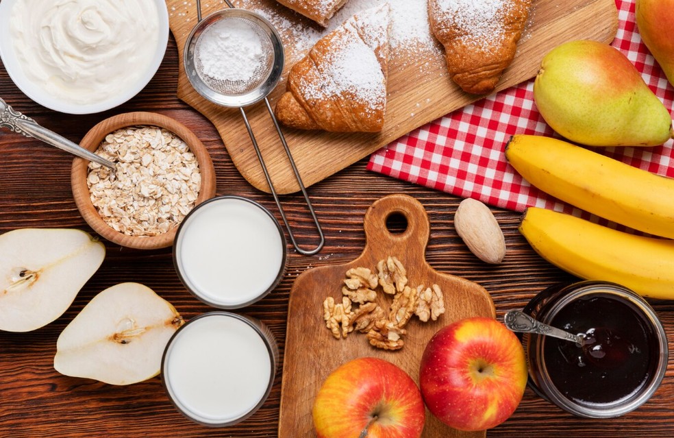 Mesa com diversos alimentos - a maioria é carboidrato — Foto: Freepik
