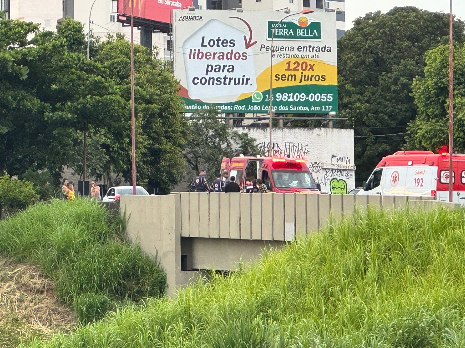 Motociclista morre após colidir contra defensa de concreto na Rodovia Castelinho