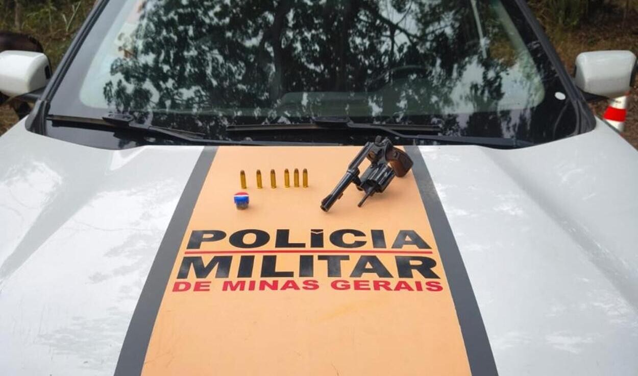 Mulher é presa com arma após PMs notarem volume incomum na cintura dela em abordagem na BR-259
