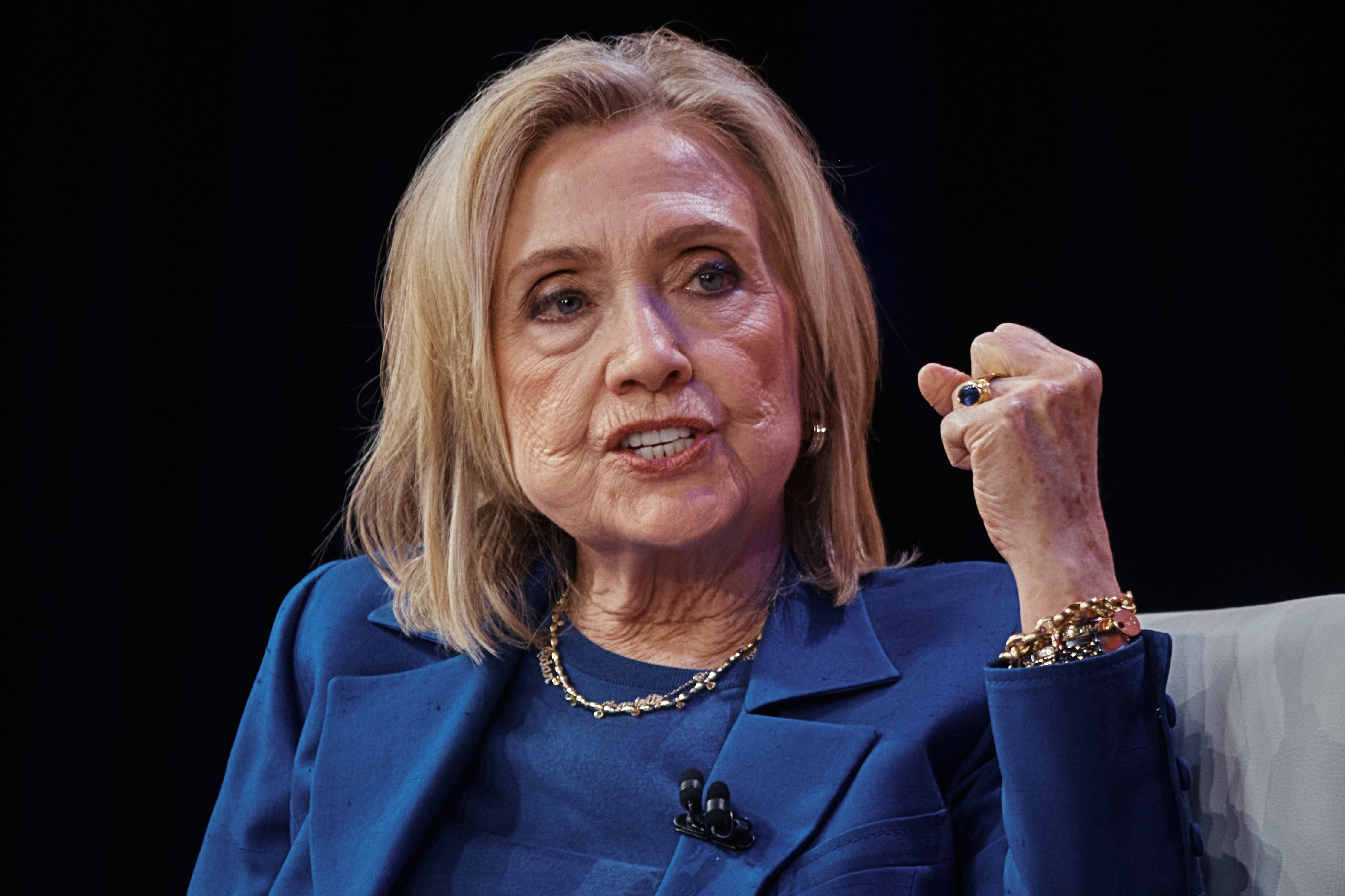 Em depoimento, Hillary diz que não tem informação alguma sobre escândalo de Epstein e pede que deputados questionem Trump