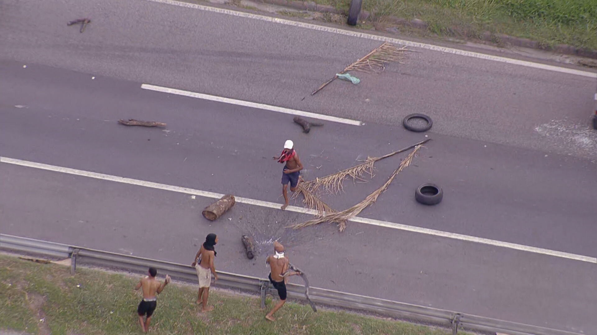 Policiais civis são atacados na Vila Sapê, e manifestantes fecham a Rio-Teresópolis após morte de morador 