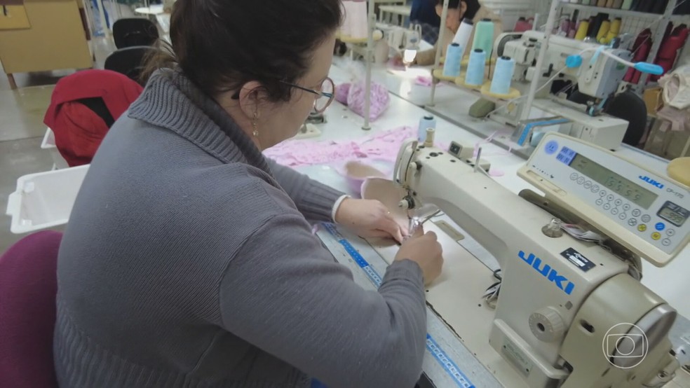 Um dos maiores polos do setor de moda do país está com dificuldade para contratar costureiras — Foto: Reprodução/TV Globo