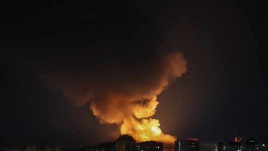 VÍDEO mostra momento em que míssil da Rússia atinge Kiev - Segundo Kiev, forças russas lançaram quase 600 drones contra Kiev. Na quinta-feira (3), presidente dos EUA disse ter ficado 'muito decepcionado' após falar ao telefone com Vladimir Putin.