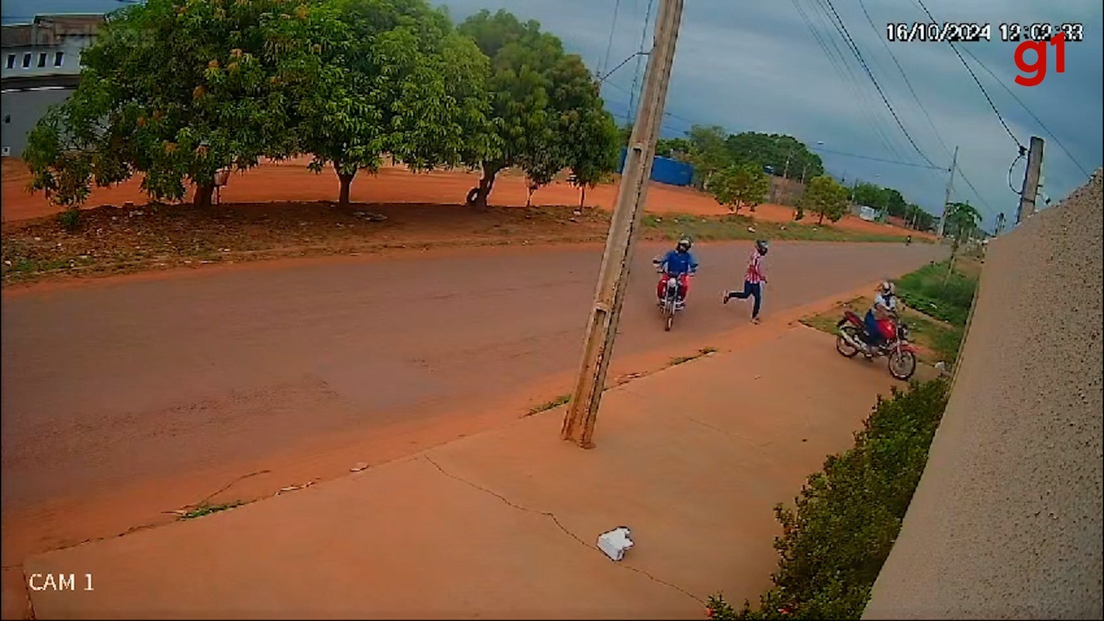 Os suspeitos roubaram a motocicleta de uma mulher na frente de sua casa, foram encontrados com o carro e confessaram o crime, disse a polícia; vídeo | DailyNerd