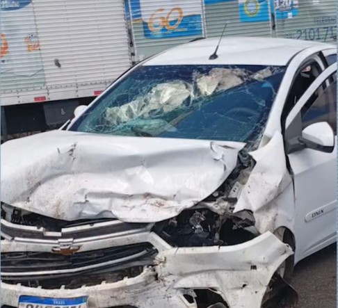 Acidente com carro deixa uma pessoa morta e duas feridas, no Sertão da Paraíba
