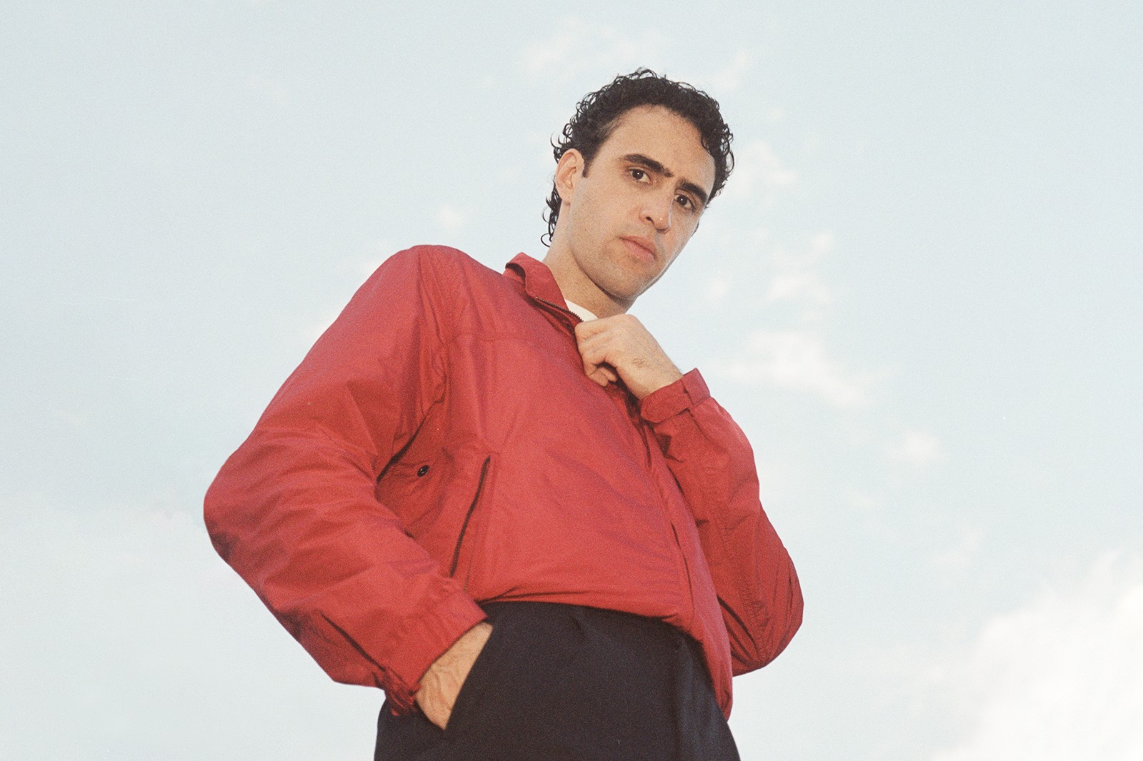 Zeca Veloso enfrenta em abril a prova definitiva do palco com estreia de show solo com banda em espaços maiores