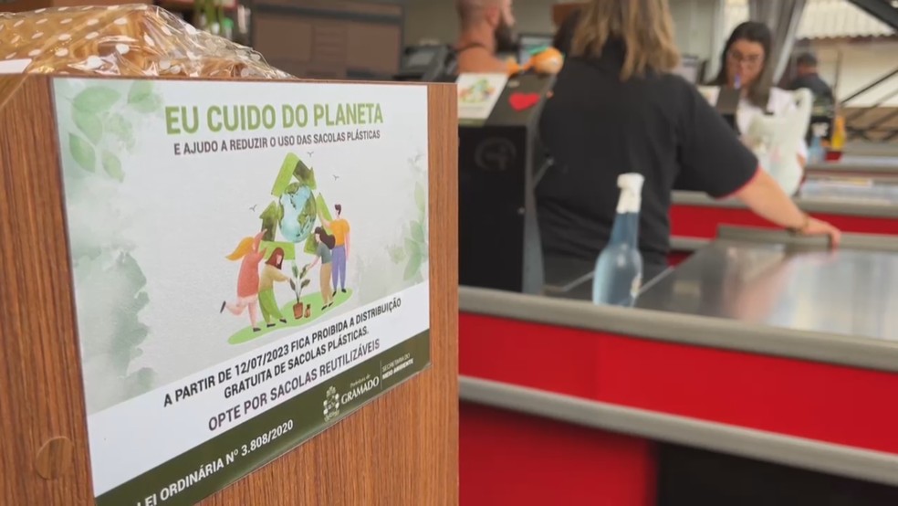 Aviso sobre a proibição da distribuição de sacolas em Gramado — Foto: Reprodução/RBS TV