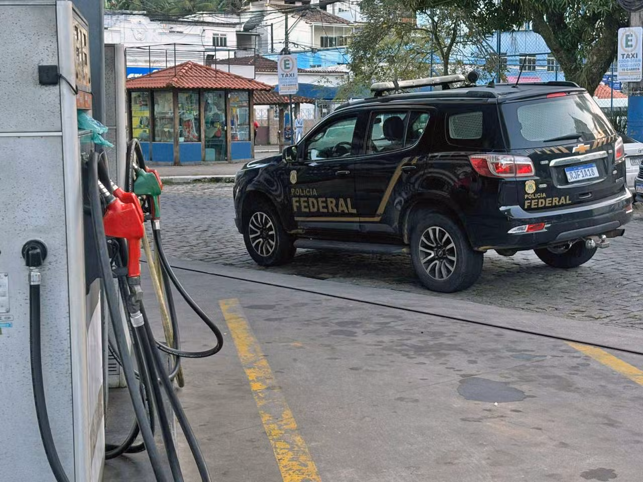 PF mira lavagem de dinheiro do jogo do bicho; postos de gasolina ligados à família de Rogério Andrade são alvo