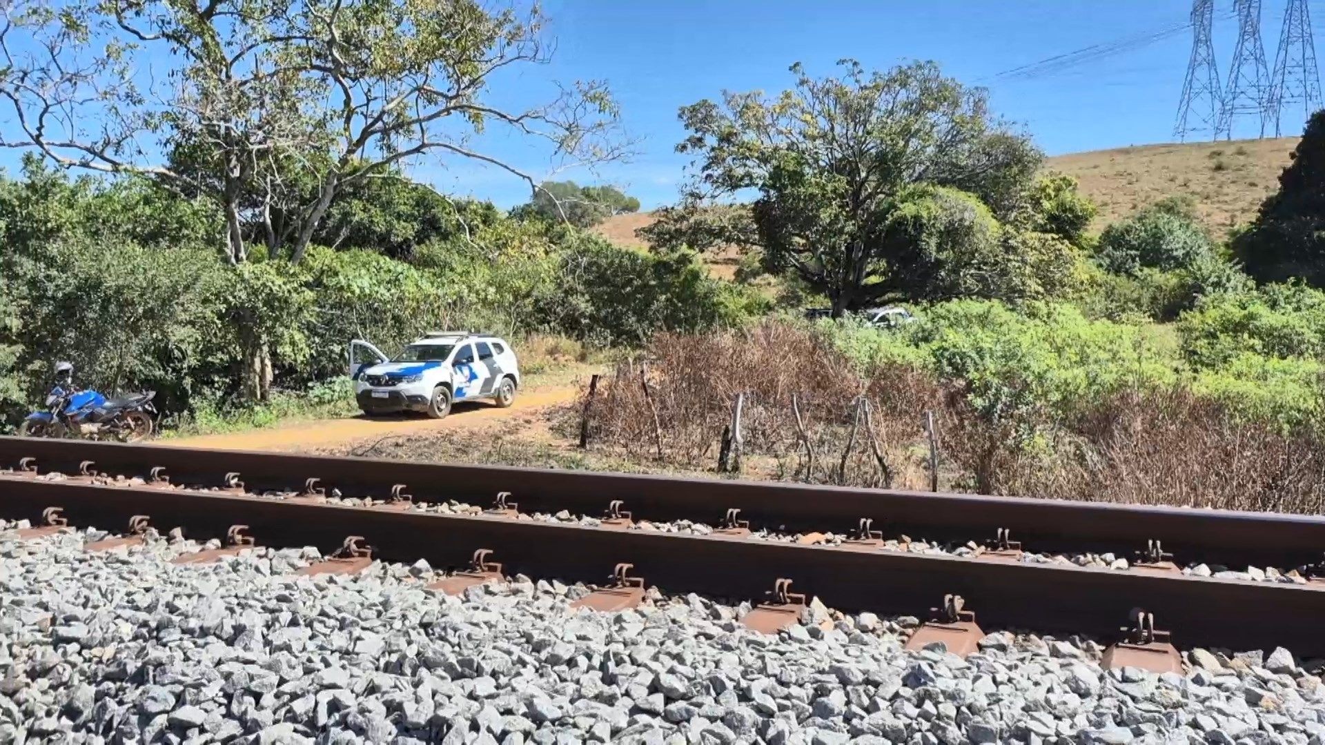 Homem e mulher são encontrados mortos próximo a linha de trem e cemitério em Cariacica
