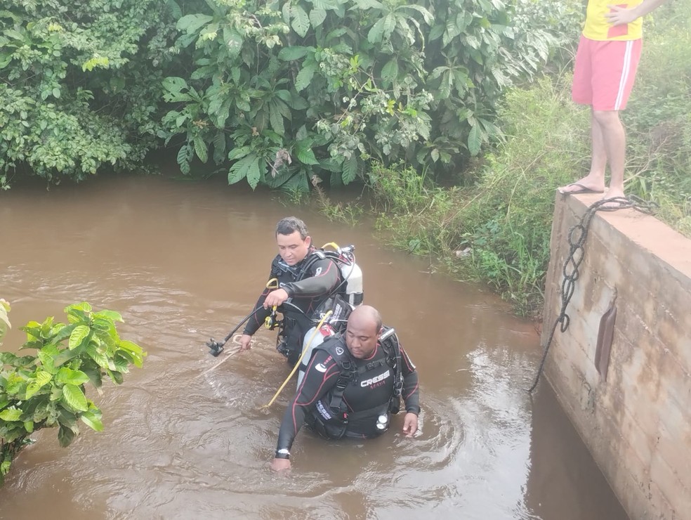Após tentativas de mergulho e buscas pelas margens do rio, o corpo de Júnior foi encontrado há 100 metros do local do afogamento — Foto: Divulgação/Corpo de Bombeiros