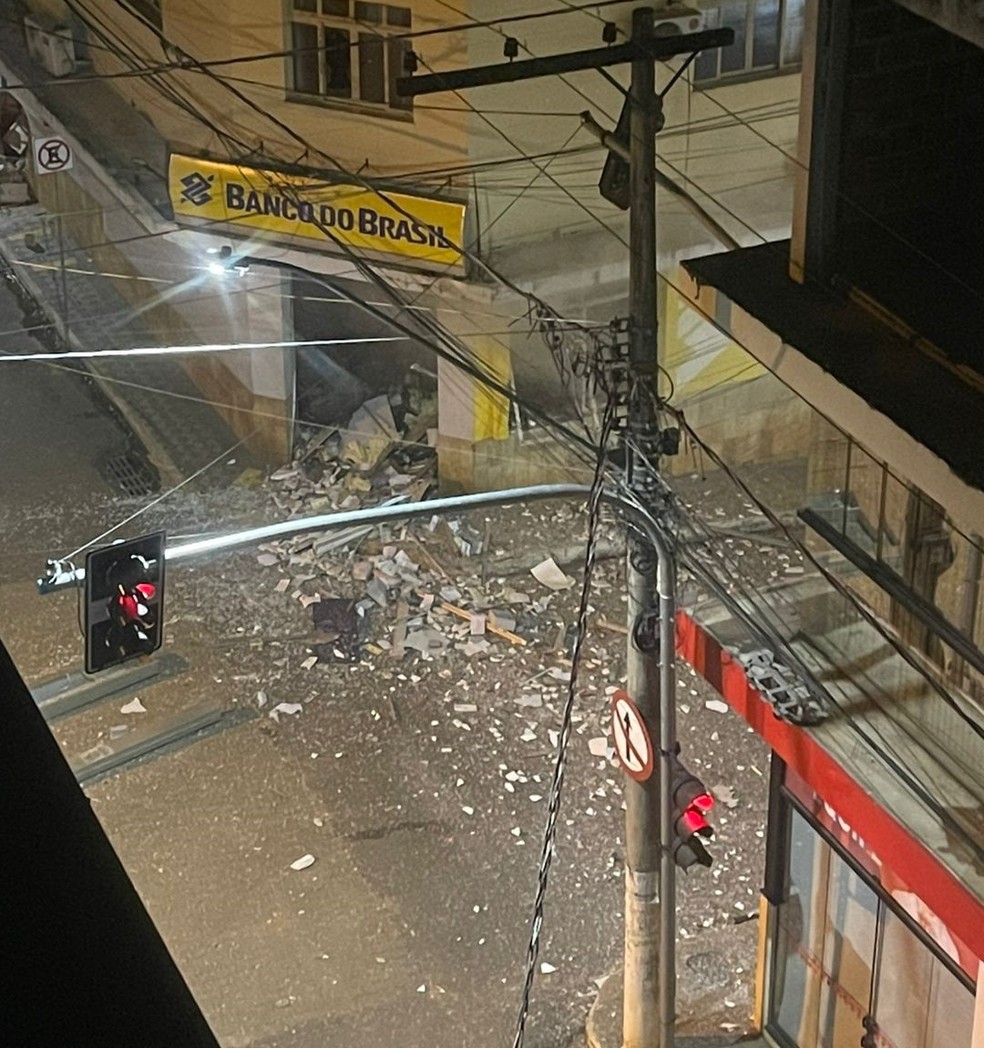 Criminosos invadem e explodem banco em Guidoval — Foto: Defesa Civil/Divulgação