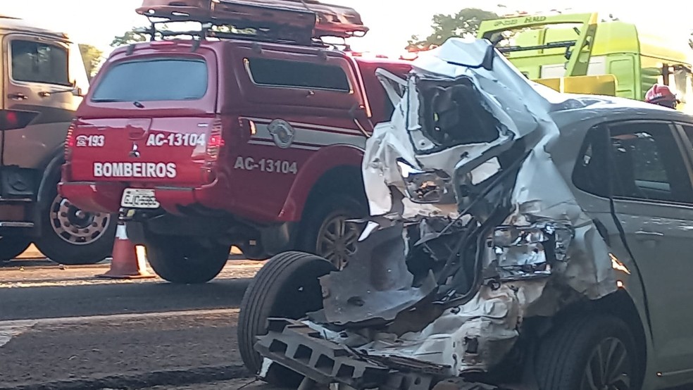 Acidente na SP-310 em S&atilde;o Jos&eacute; do Rio Preto (SP) &mdash; Foto: TV TEM / Jo&atilde;o Selari
