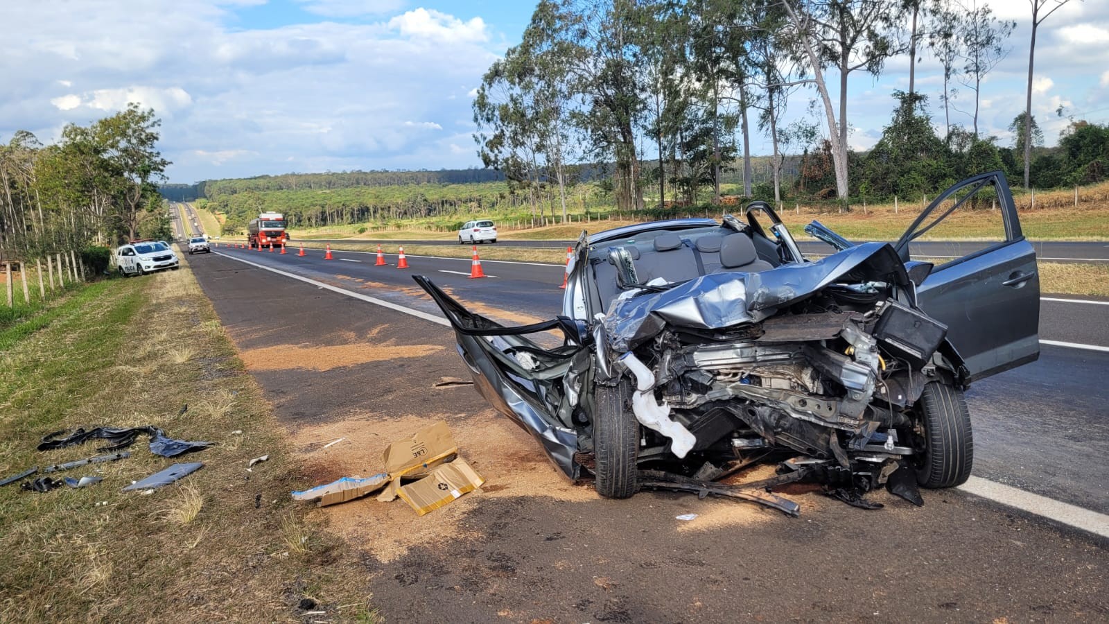 Carro fica destruído após motorista cochilar ao volante e bater em carreta em rodovia de Pederneiras