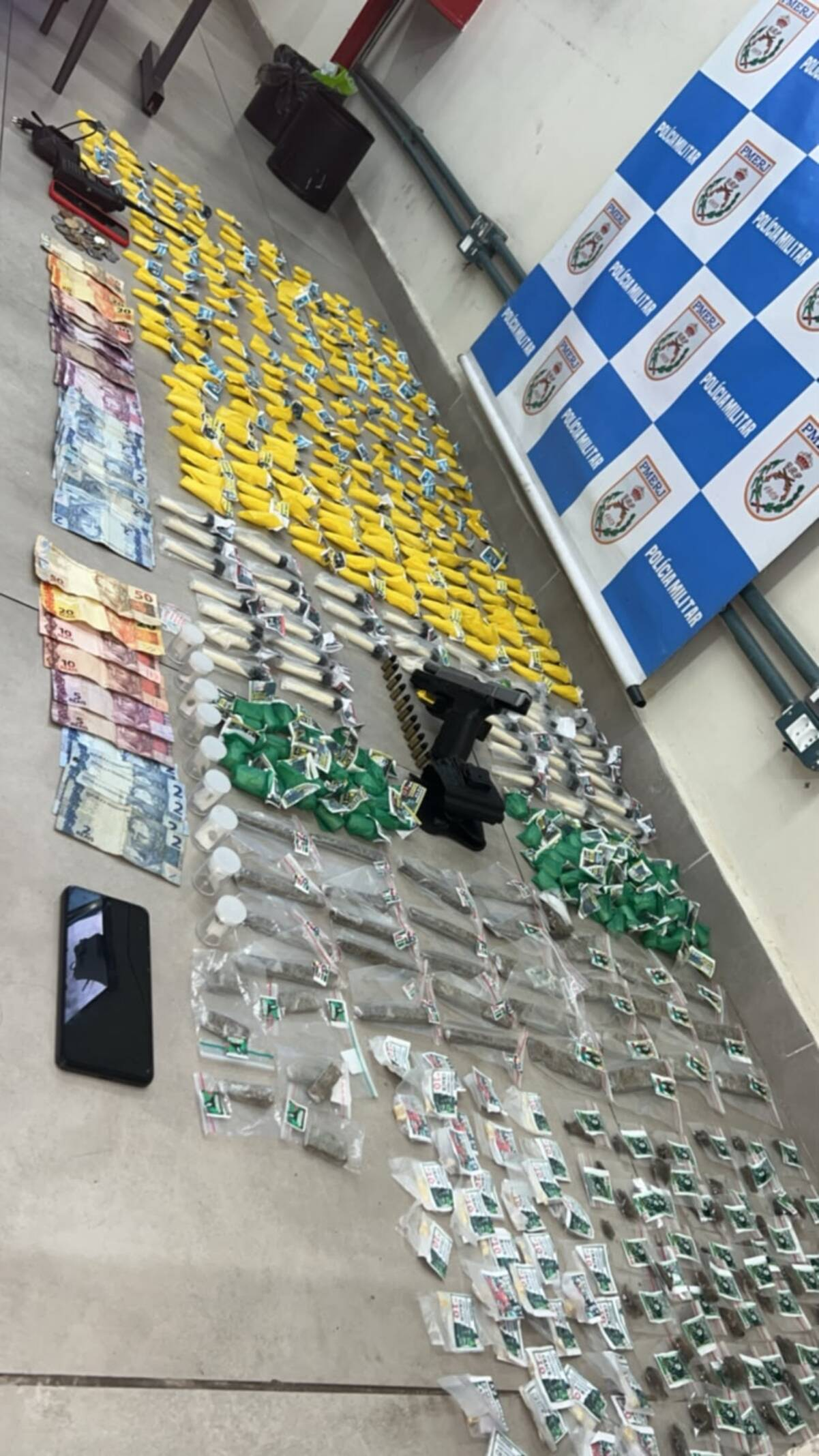 Dois adolescentes são apreendidos com drogas, armas e munições em Volta Redonda