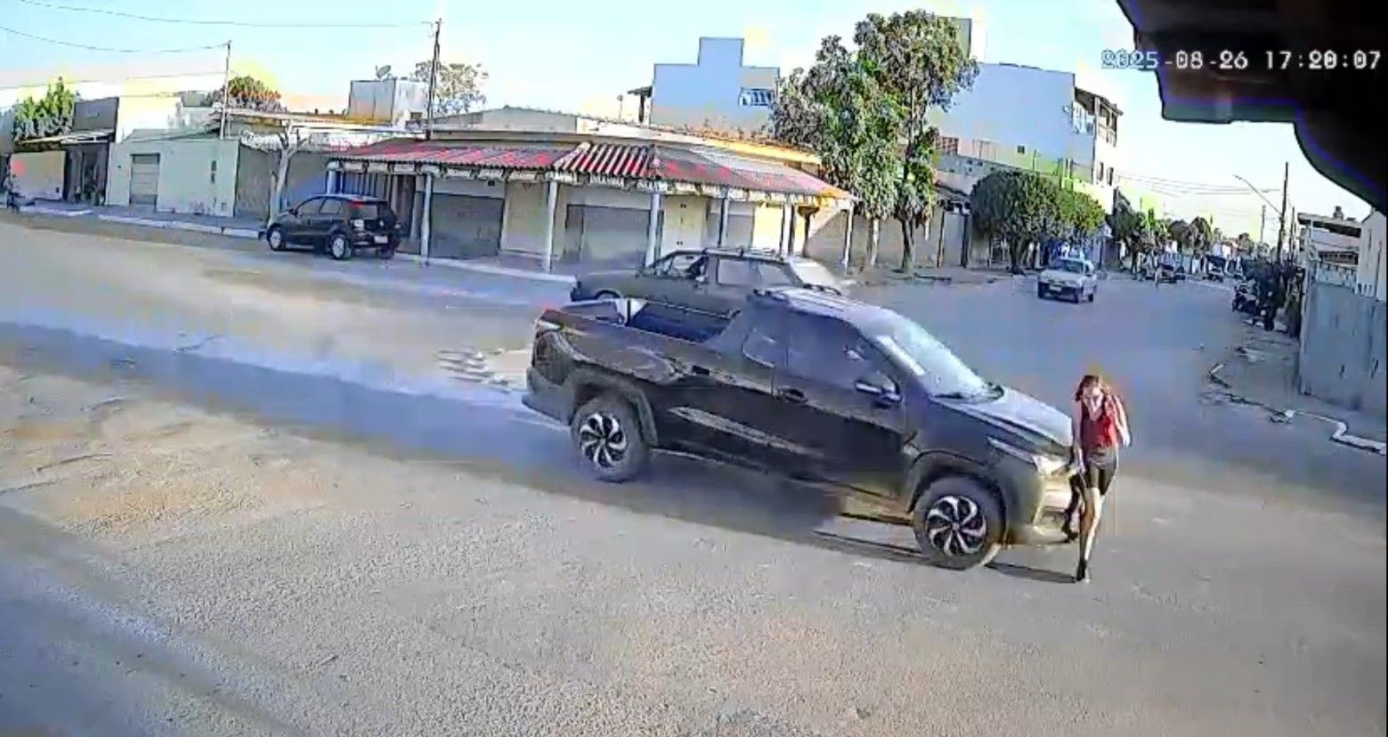 VÍDEO: Carro acerta em cheio pedestre que atravessava rotatória em cidade mineira