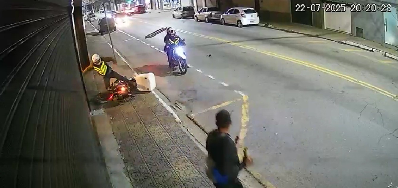VÍDEO: Escada se solta de carro e atinge motociclista em Volta Redonda 