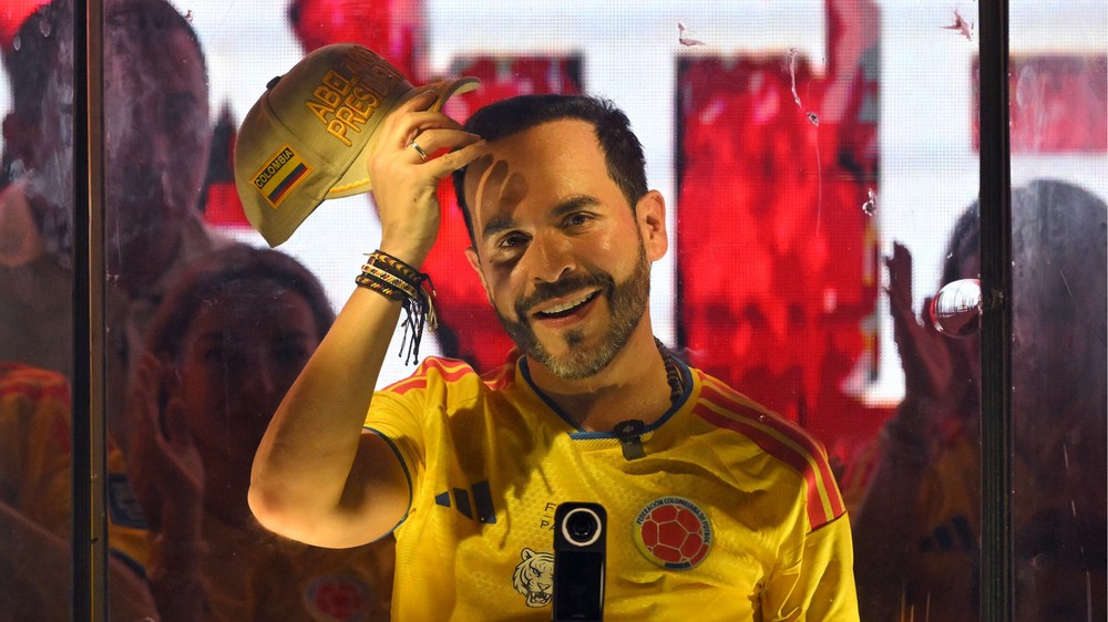 Justiça de Bogotá proíbe candidato Abelardo de la Espriella de usar camisa da seleção colombiana