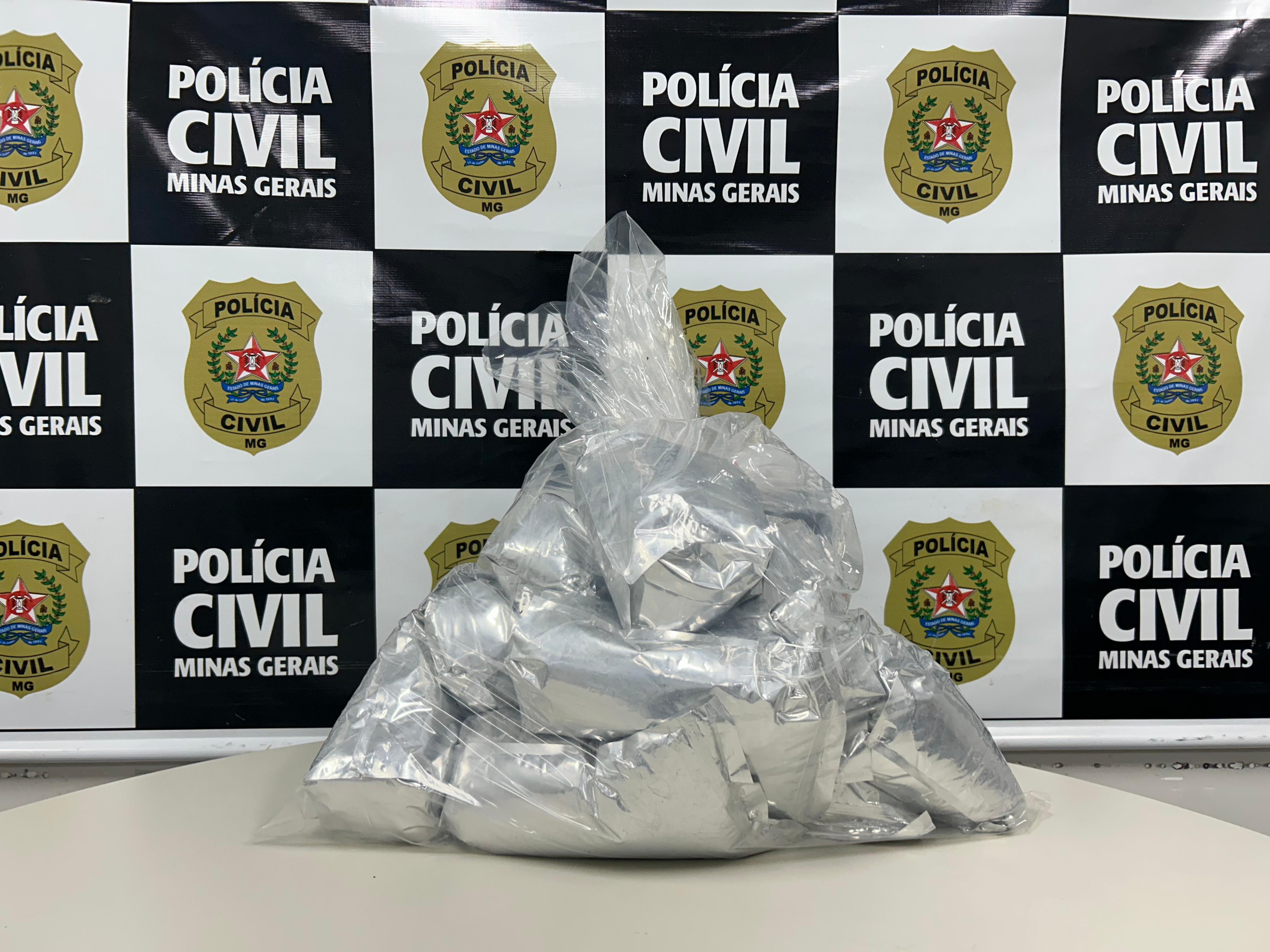Polícia apreende 14 quilos de cocaína em Coronel Fabriciano; casal é preso em flagrante