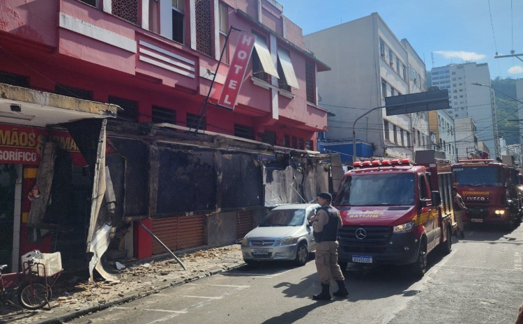 Marquise despenca sobre calçada na Rua Floriano Peixoto, no Centro de Juiz de Fora