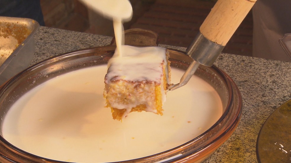 O leite condensado é usado no preparo de inúmeras receitas no Brasil. — Foto: Reprodução/ TV Globo