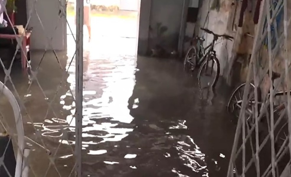 No bairro São Bento, em Bayeux, casas ficaram alagadas — Foto: Reprodução/TV Cabo Branco