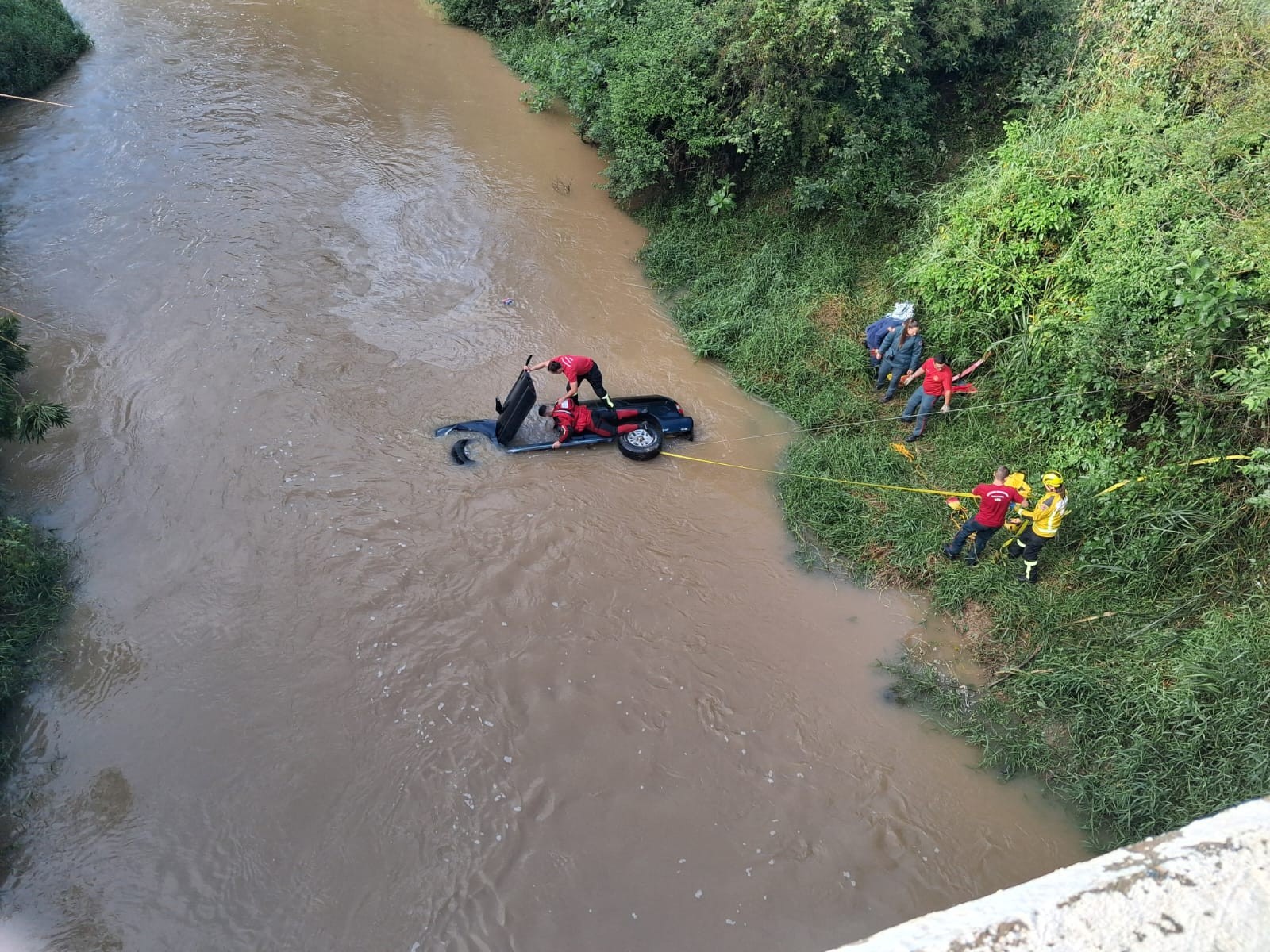 Mulher morre após carro cair em rio e ficar 40 minutos submersa na Grande Florianópolis