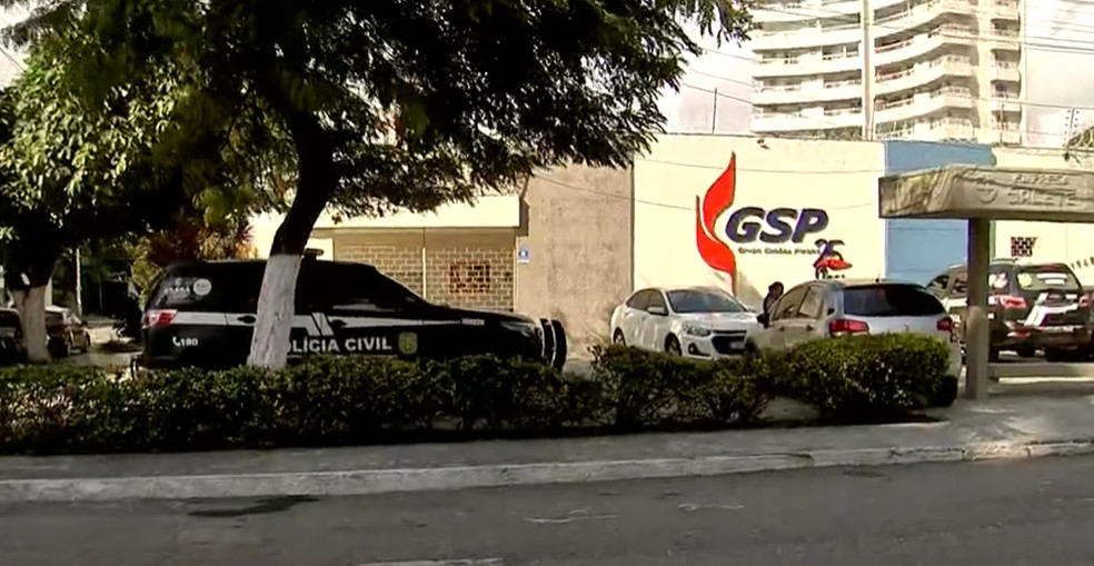 Operação da Polícia Civil na sede de uma das empresas investigadas. — Foto: Reprodução/TV Verdes Mares