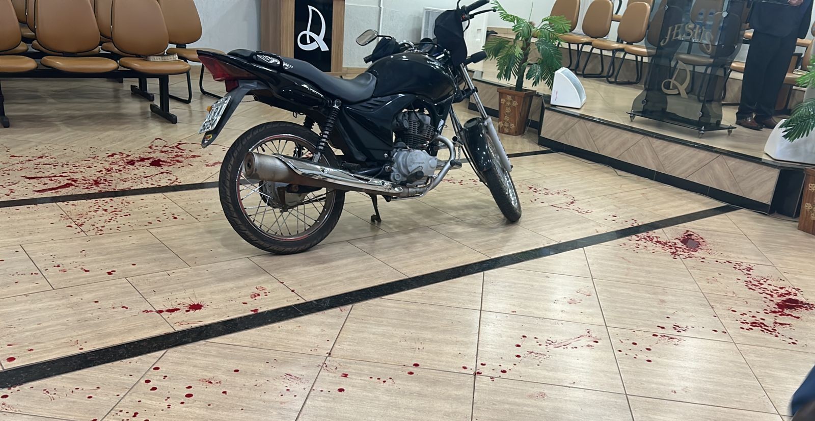 Homem é preso após invadir igreja de moto e agredir irmão com faca em Miraguaí; três pessoas ficaram feridas, diz polícia