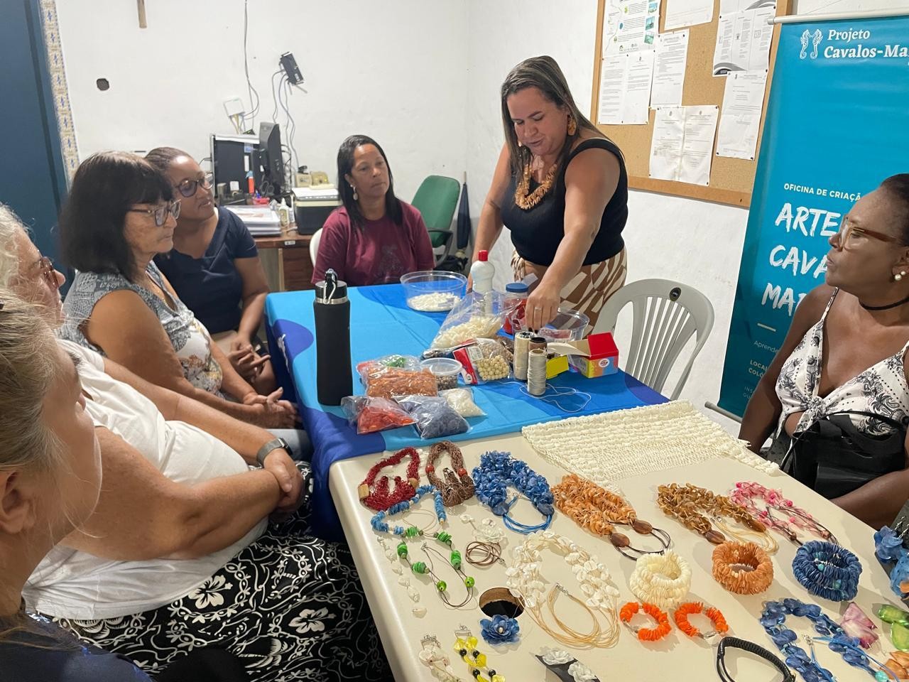 Projeto Cavalos-Marinhos promove oficina de biojoias para mulheres caiçaras em São Pedro da Aldeia