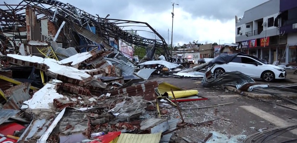 Mesma rua de comércios, no sábado (8), após o tornado. — Foto: RPC