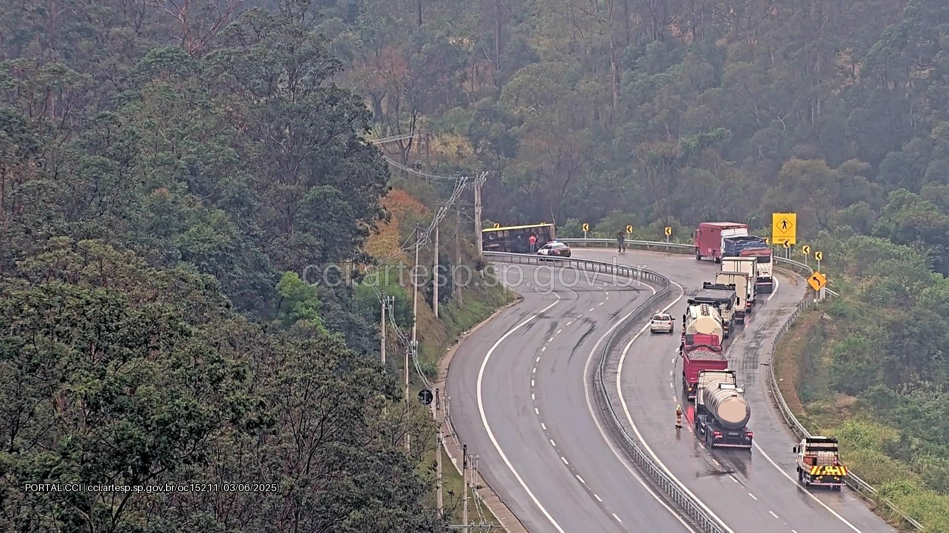 Caminhão carregado com 8 toneladas de chocolate tomba em rodovia de Alumínio