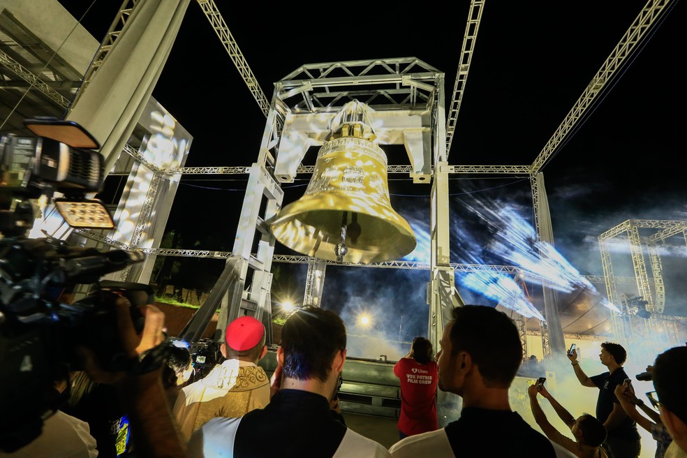 Fiéis acompanham o momento do maior sino que badala tocar, Goiás — Foto: Wesley Costa/O Popular